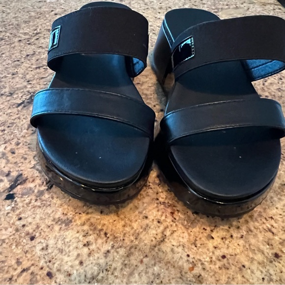 Kenneth Cole Perry Wedge Sandals. Size 5.5 - Picture 4 of 8
